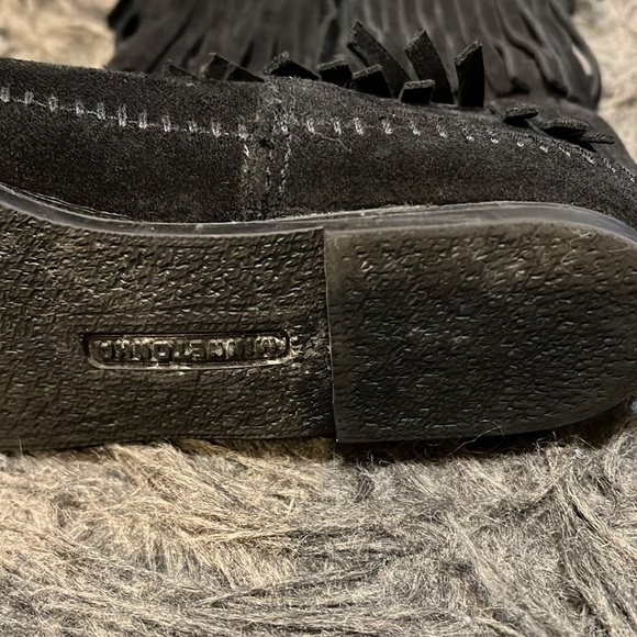 Women's Minnetonka black suede moccasin boots , with fringe, mid-calf, sz 6 - Picture 9 of 11